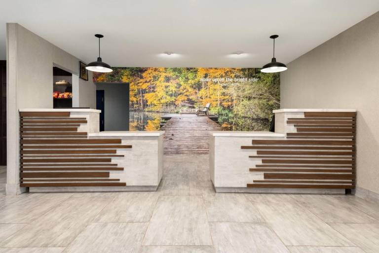 La Quinta Inn & Suites by Wyndham Montgomery — photo 3
