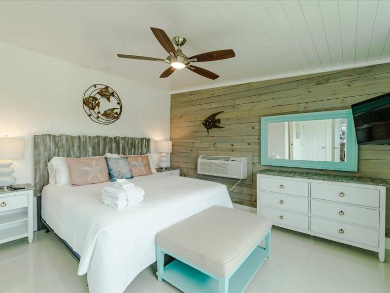 Family-friendly house with barbeque, private pool & yard | Water view | Next to the beach | Pet-friendly — photo 5