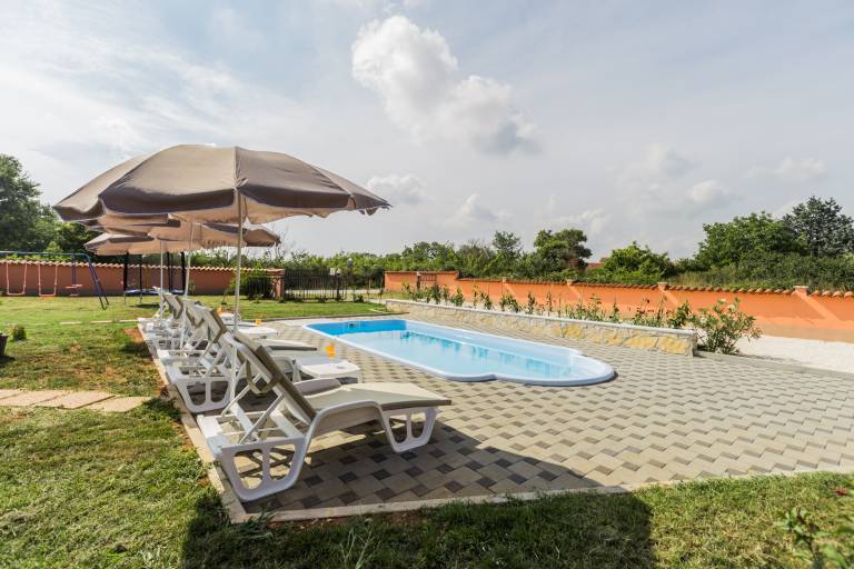 Villa with terrace, barbecue & pool — photo 2