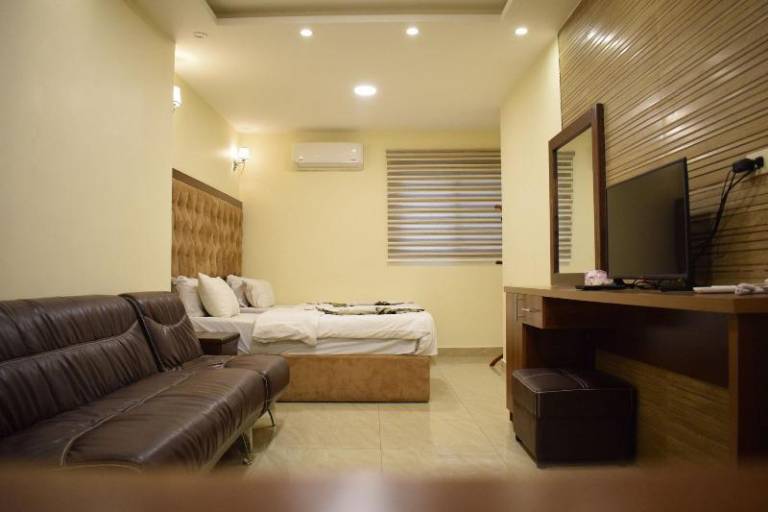 Serviced apartment with sauna, pool & patio — photo 4