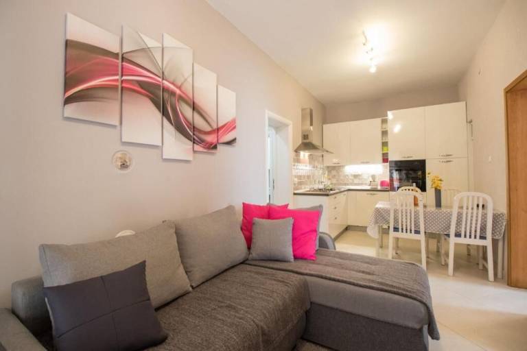 Apartment with BBQ & patio | Sea view — photo 5