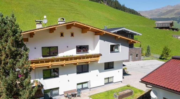 Holiday apartment with patio & yard in Tux