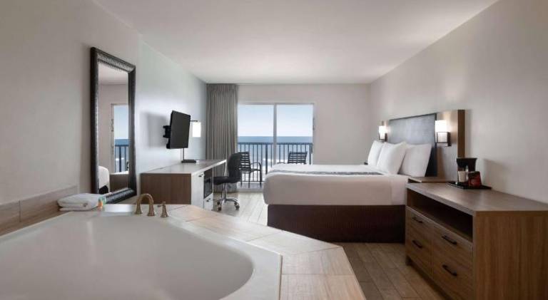 La Quinta Inn & Suites by Wyndham Oceanfront Daytona Beach — photo 2