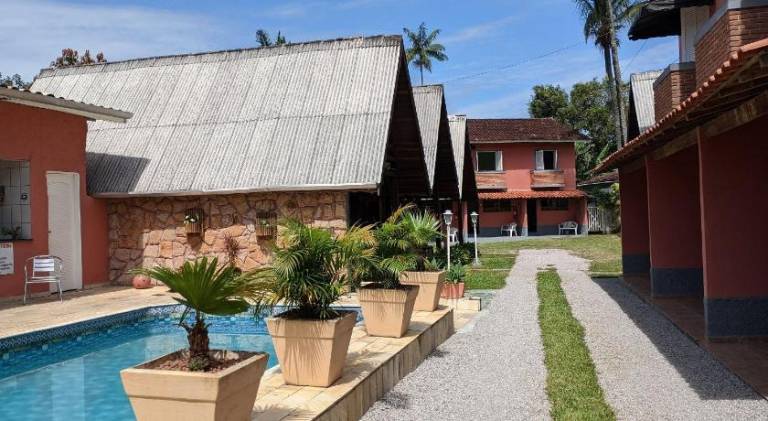 Vacation home with barbecue, yard & pool in Caraguatatuba