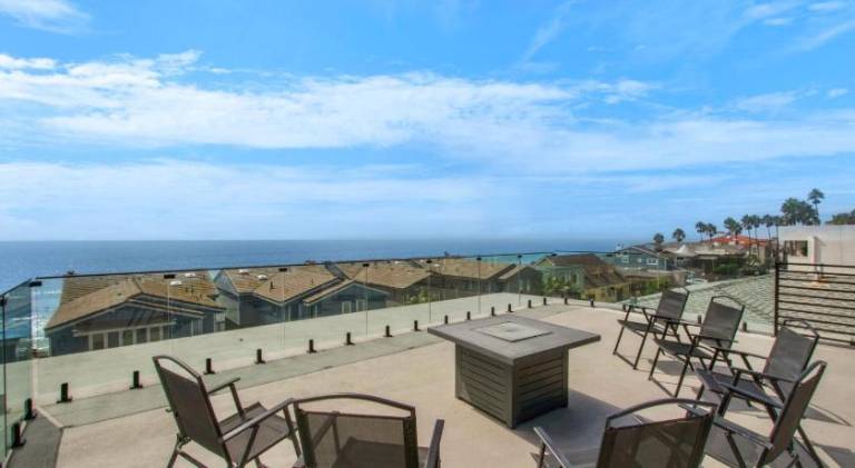 Vacation home with hot tub — photo 3