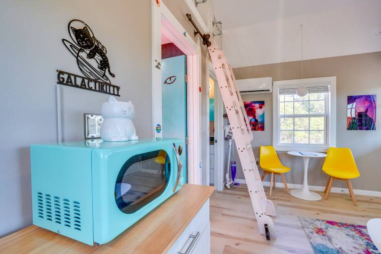 'Galactikitty' - Quirky Cabin Near Lake Brownwood! — photo 5