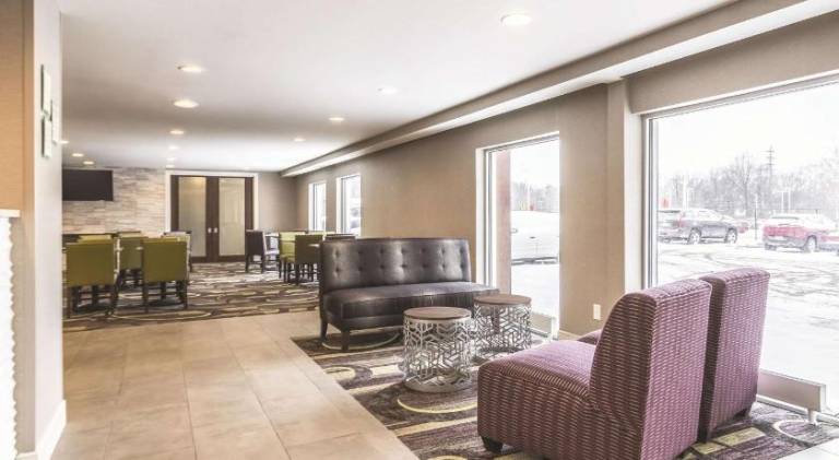 La Quinta Inn & Suites by Wyndham Cleveland - Airport North — photo 3