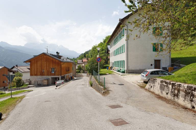 Apartment with fast internet & yard | Garden view in Belluno