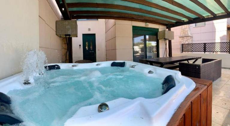 Villa with BBQ, jacuzzi & patio — photo 2