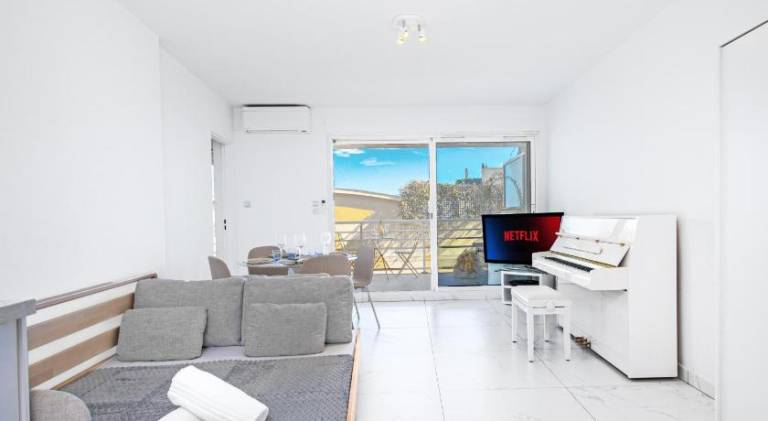 Apartment with terrace — photo 2