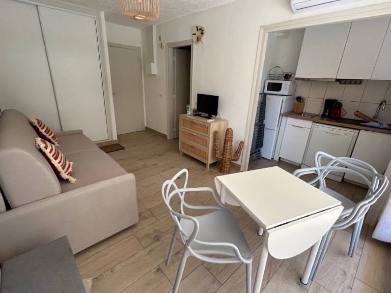 Beachfront studio, AC - 2 guests — photo 2