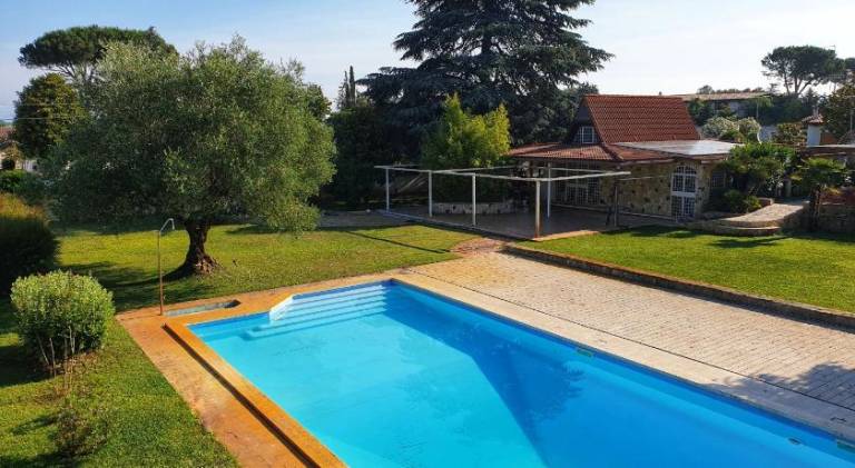 1600 m² Villa