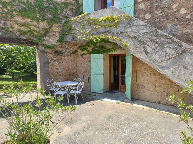 Gite with terrace, barbecue & yard — photo 2
