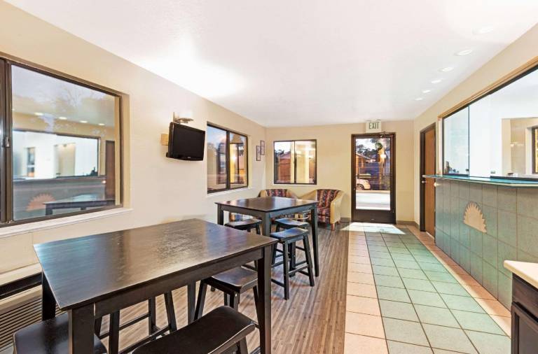 Days Inn by Wyndham Espanola — photo 2