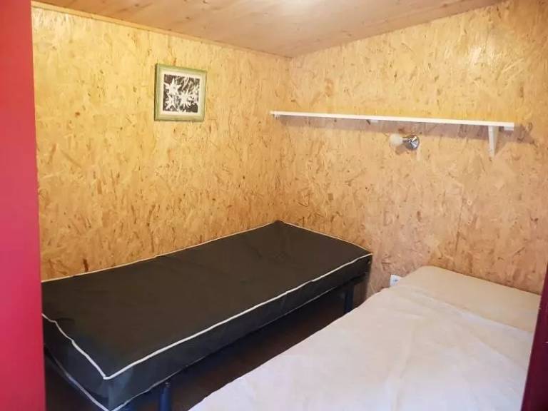 Camping-Caravaneige l'Iscle de Prelles - Chalet Confort Type Modulo 18 - 18 m² / 1 bedroom - sheltered terrace 15 m² 4 people — photo 5