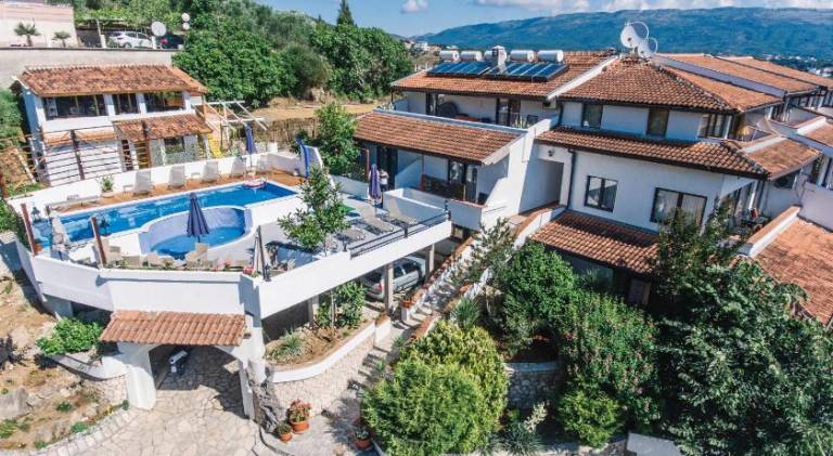 Rental apartment with terrace, pool & yard — photo 4