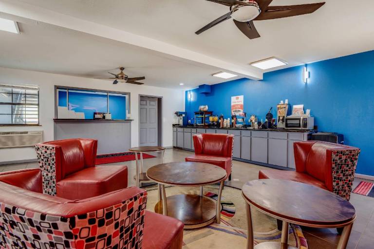 Econo Lodge Inn & Suites Enid South — photo 4