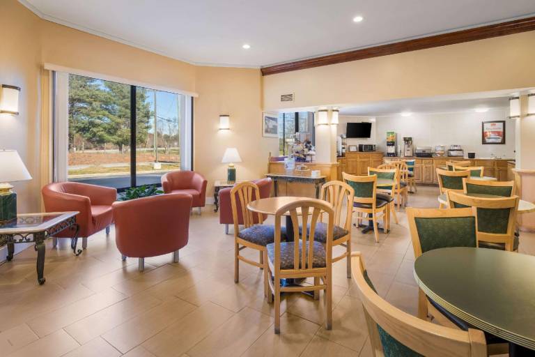 Econo Lodge Hendersonville — photo 3