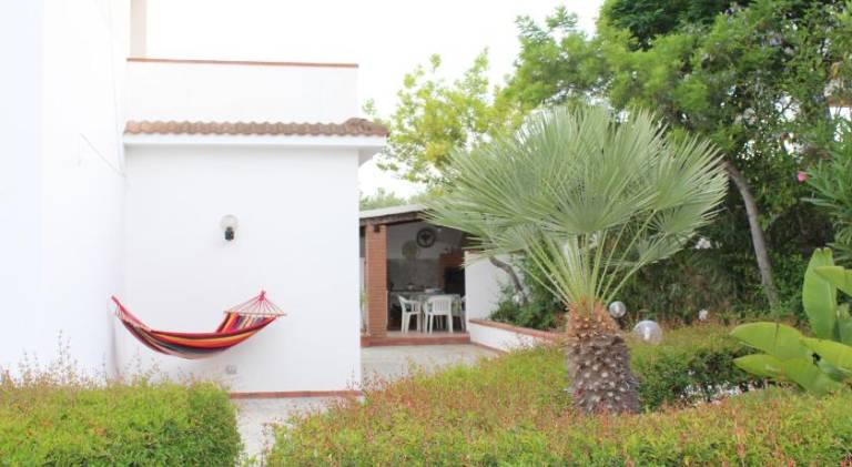Serviced apartment with patio, barbeque & yard | Beach nearby | Pet-friendly — photo 3