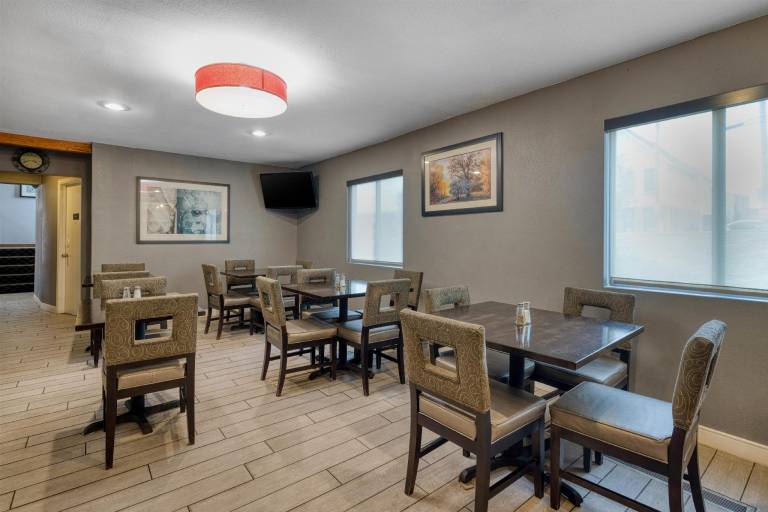 SureStay by Best Western Kansas City Country Inn North — photo 5