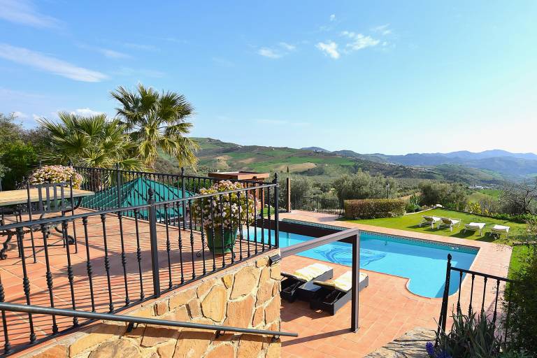 Fully equipped nice villa with jacuzzi, terrace & garden | Pets allowed — photo 5