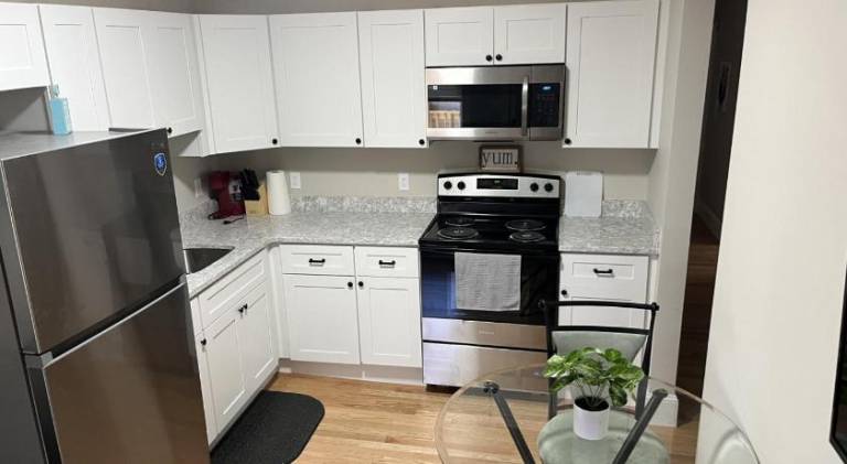 Downtown Apt King Beds Mins to Salem — photo 3