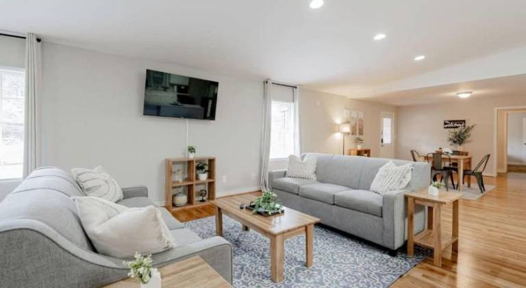 Big vacation home | Pets are welcome in West Columbia, SC