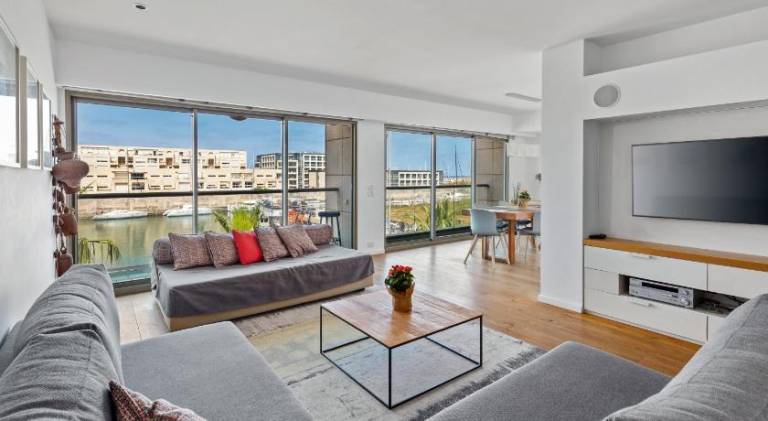 Beautiful holiday apartment with pool | Close to the beach | Pets are welcome in Herzliya