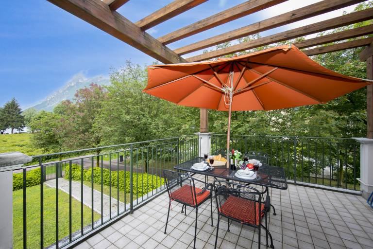 Child-friendly rental apartment with patio, grill & garden | Lake view | Close to the beach | Dogs allowed in Porlezza
