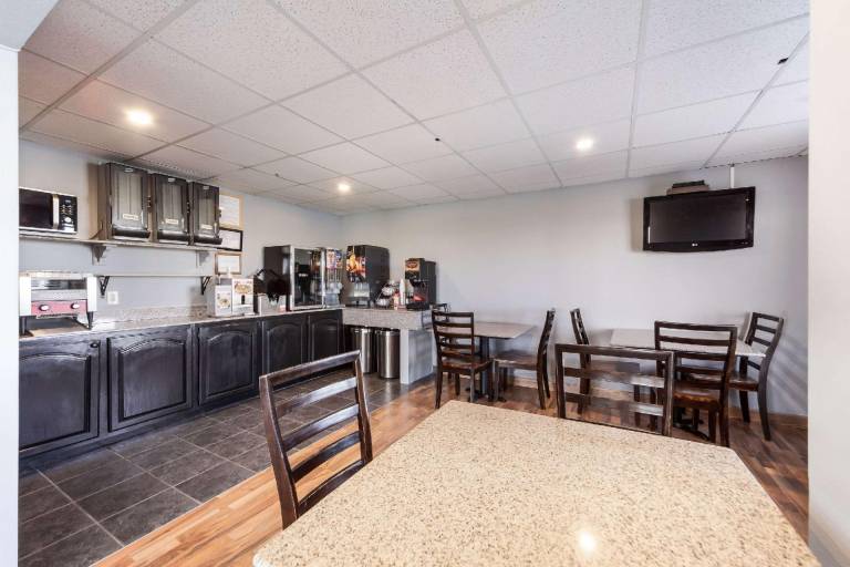 Rodeway Inn Lincoln West - University Area — photo 3