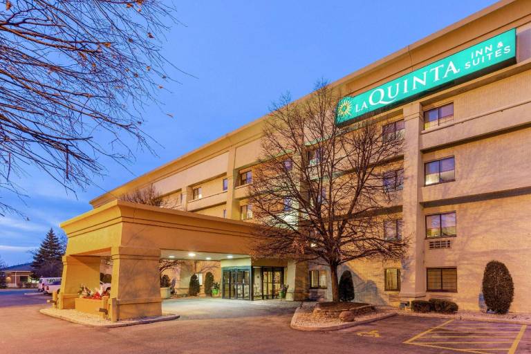 La Quinta Inn & Suites by Wyndham Chicago Tinley Park — photo 3