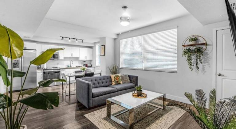 Apartment with hot tub & pool in Miami, FL