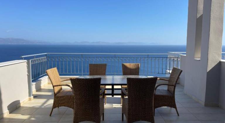 Fully equipped spacious vacation home with terrace & garden | Suitable for remote work | Dogs allowed in East Mani