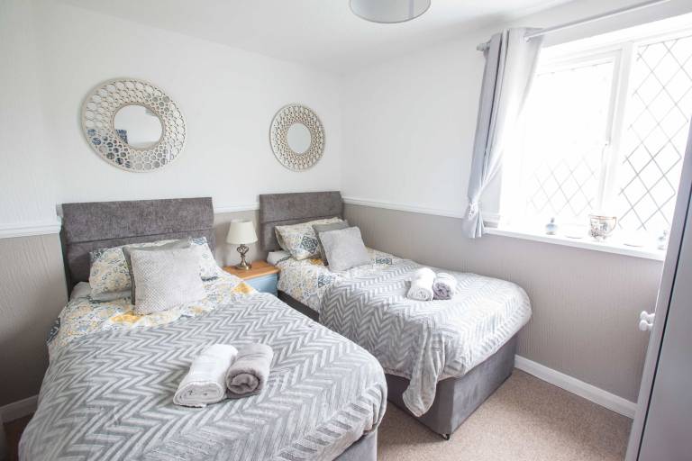 Family-oriented vacation home with fast internet & private pool | Pet-friendly — photo 3