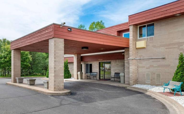 CORATEL INN & SUITES BY JASPER RIVERFALLS in River Falls, WI