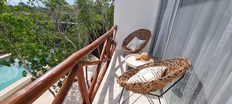 Serviced apartment with patio & pool — photo 4