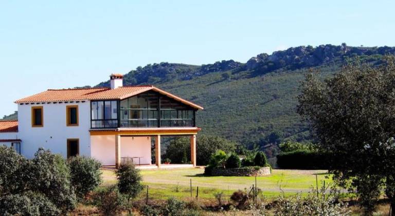 Vacation home with yard, private pool & patio in Cáceres