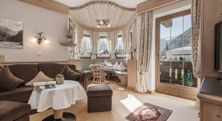 Serviced apartment with sauna, patio & pool | Suitable for remote work | Pet-friendly — photo 2