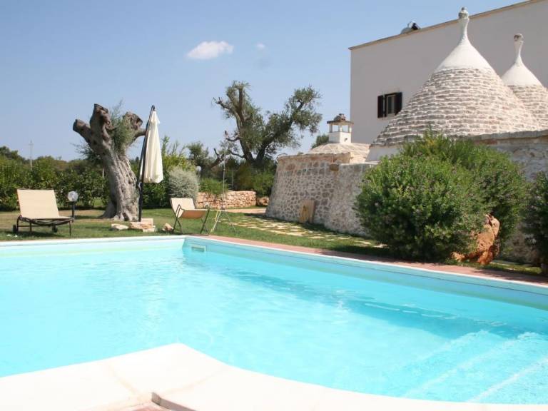 Vacation home with private pool, barbeque & yard | Nature view — photo 3
