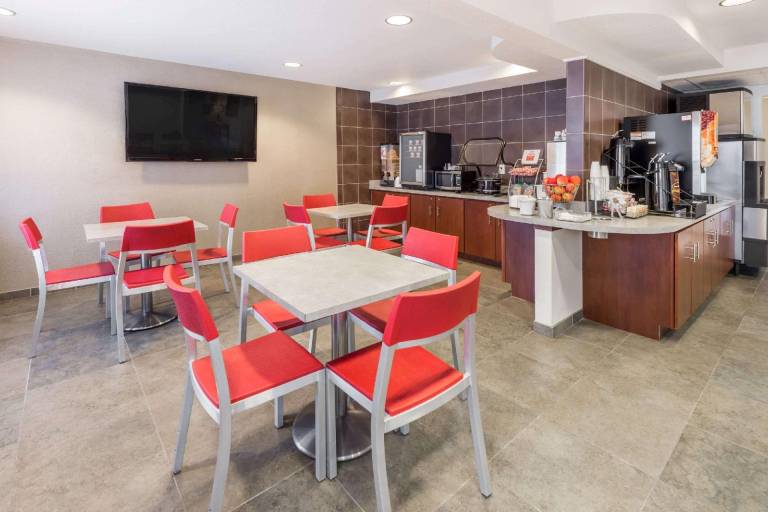 Super 8 By Wyndham Columbia Clark Lane — photo 3