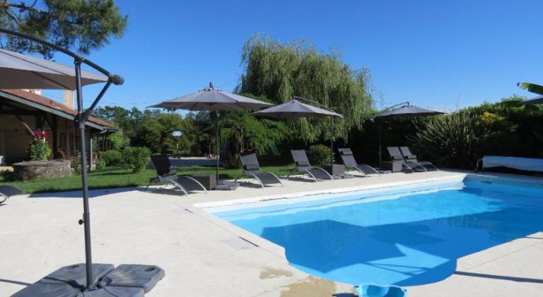 Vacation home with pool in Samazan