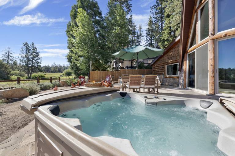 Cabin with barbecue & jacuzzi | Lake view in San Bernardino, CA
