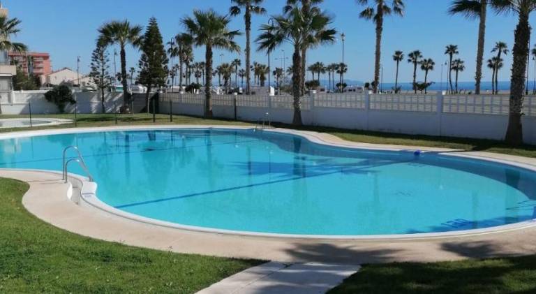 Rental apartment with pool in Roquetas de Mar