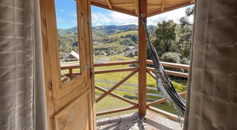 Nice lodge with jacuzzi, yard & patio | Pet-friendly — photo 4