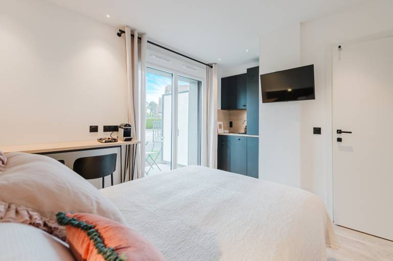Aparthotel with patio & yard | Pets allowed — photo 3