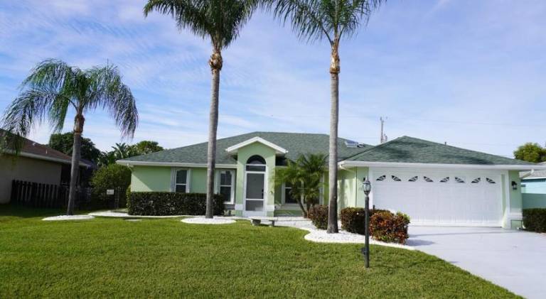 House with pool | Pets are welcome in Jensen Beach, FL