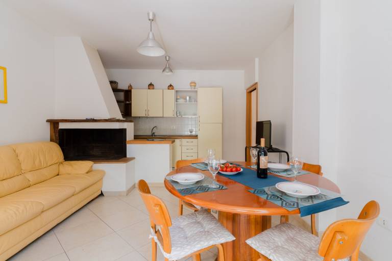Rental apartment with yard & patio | City view — photo 3