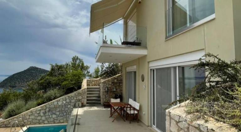 Villa with pool — photo 4
