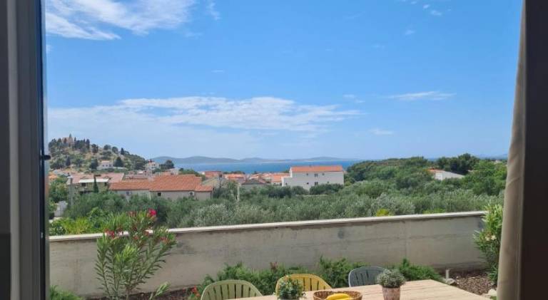 Holiday apartment with yard, terrace & pool — photo 4