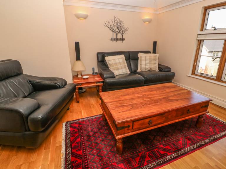 Children-friendly pleasant cottage with pool, yard & jacuzzi | Pets are welcome — photo 4